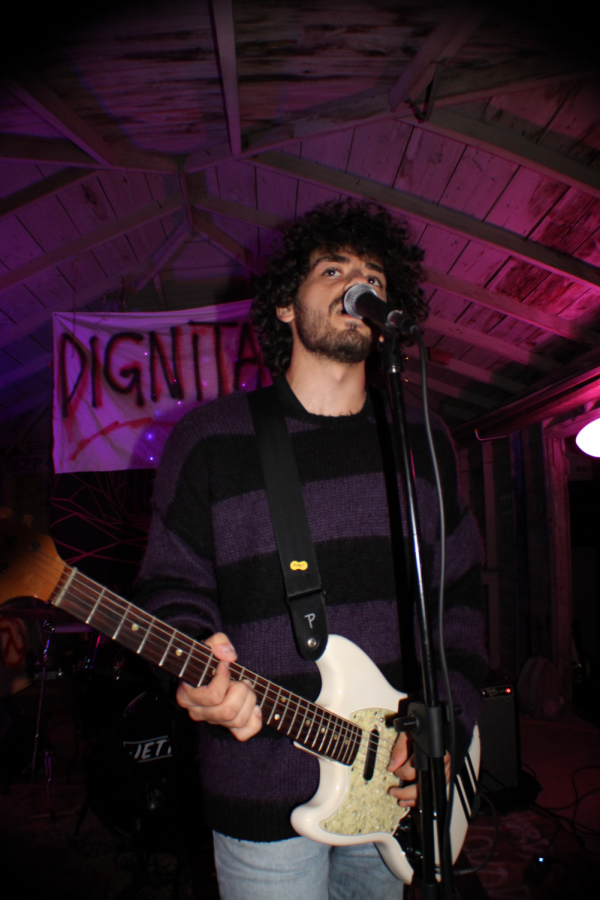 Vinci playing a Fender Mustang guitar that is crucial to the band’s sound. 